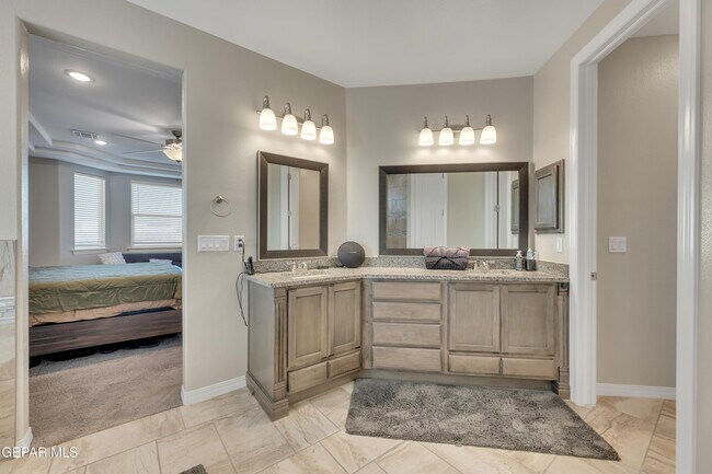 Building Photo - 912 Crystal Deer Dr