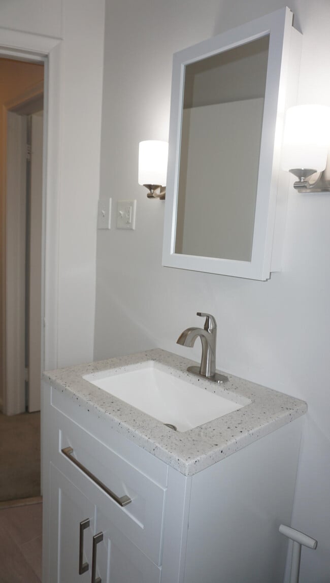 Building Photo - 2364 Pinecrest Ave