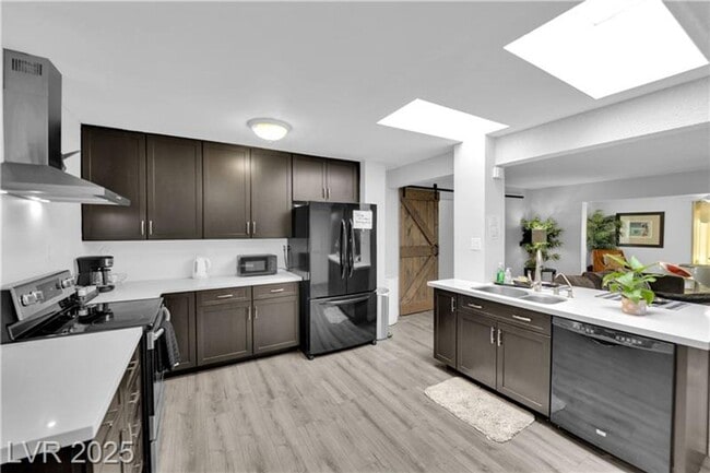 Building Photo - A Must See!! 5 bedroom 3.5 Bathroom home i...