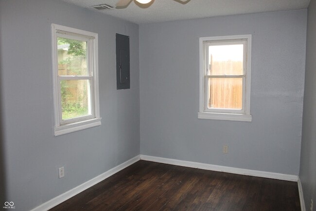 Building Photo - 3125 N Gladstone Ave