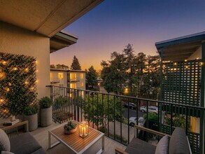 Building Photo - Top floor large 2 bed 2 bath open views at Woodlake