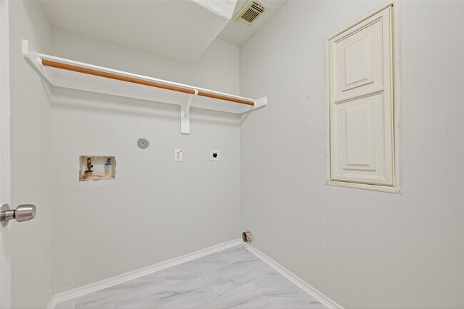Building Photo - 6915 Great Oaks Shadow Dr