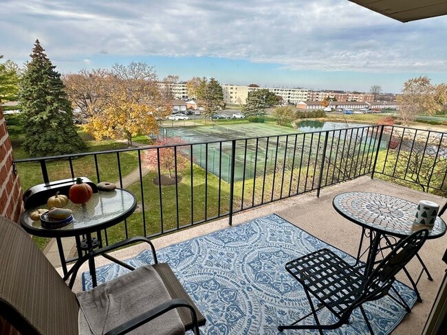 Building Photo - 16 E Old Willow Rd