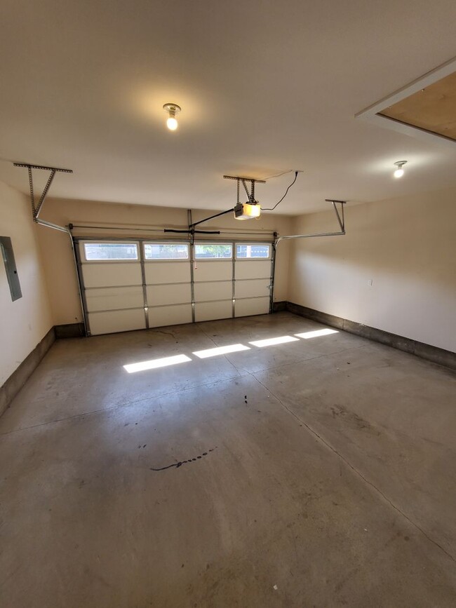 Building Photo - Pet Friendly Single Level 4 bedroom 2 Bath...