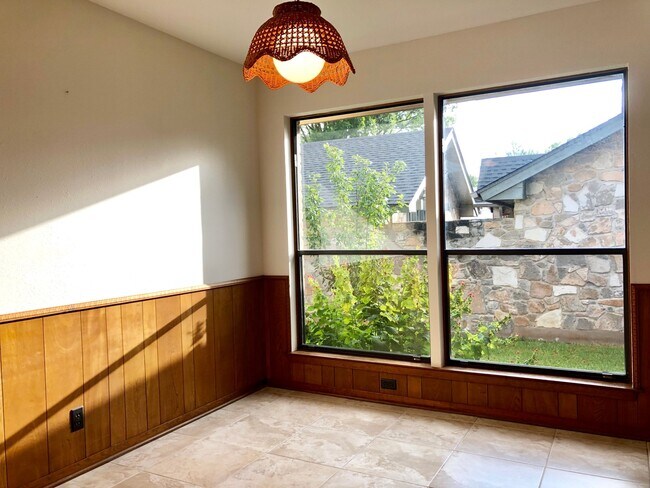Building Photo - 4305 Center Oak Wds