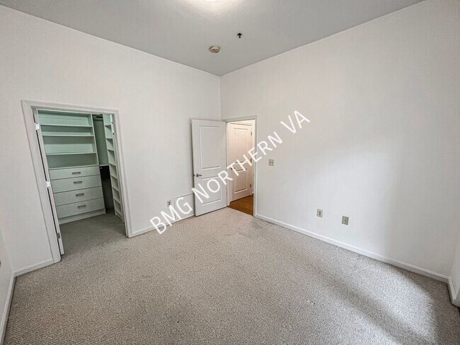 Building Photo - 309 Holland Ln