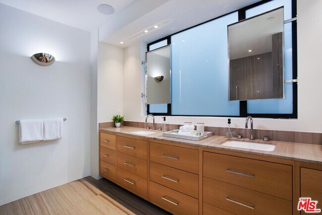 Building Photo - 508 N Sweetzer Ave