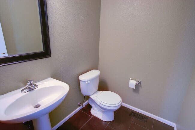 Building Photo - Spacious 4-Bedroom Home in Prime Littleton...