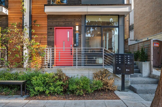 Building Photo - 673 Belmont Pl E