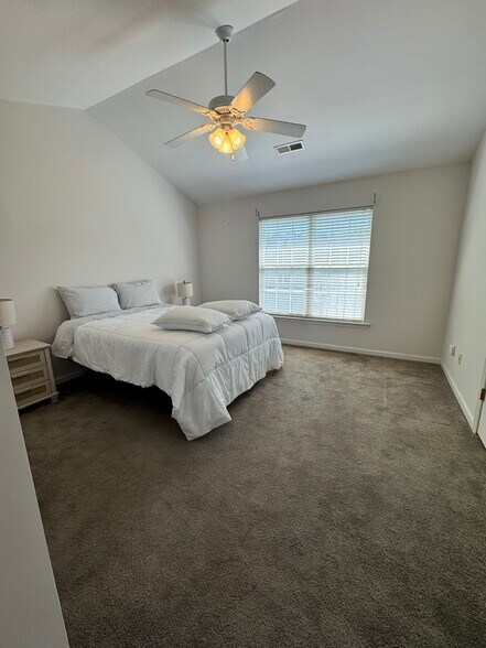 Master Room - 612 Graythorn Ln