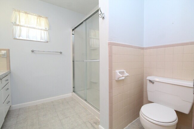 Building Photo - Molino 2/1 Cottage with Hardwood Floors, S...