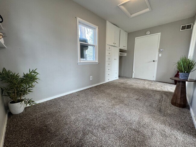 Building Photo - 2 bed, 1 bath home for rent in Waterloo