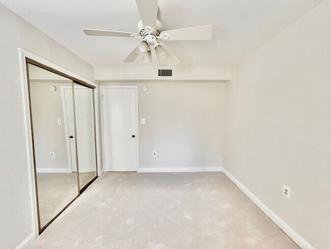 Building Photo - Great location, 1 BR 1 BA in-unit laundry ...