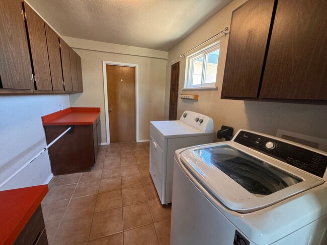 Building Photo - Beautiful 3 bedroom 2 bath.