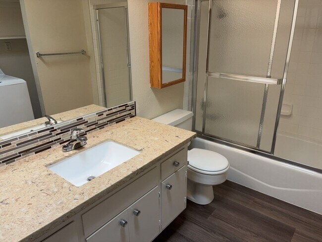 Building Photo - 3 bedroom duplex in North Davis