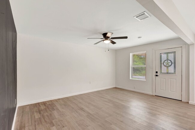 Building Photo - Updated Greenville Home