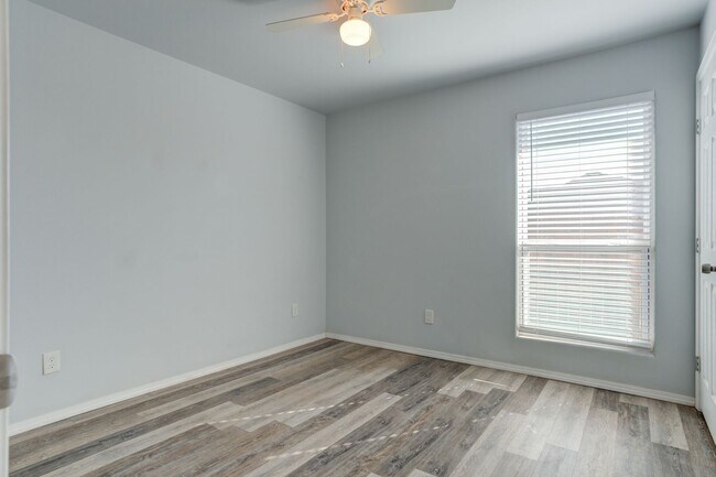 Building Photo - 1101 N Englewood Ave
