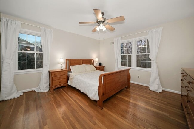 Building Photo - ABSOLUTELY GEORGEOUS 5BD/3.5BA Fully-Renov...