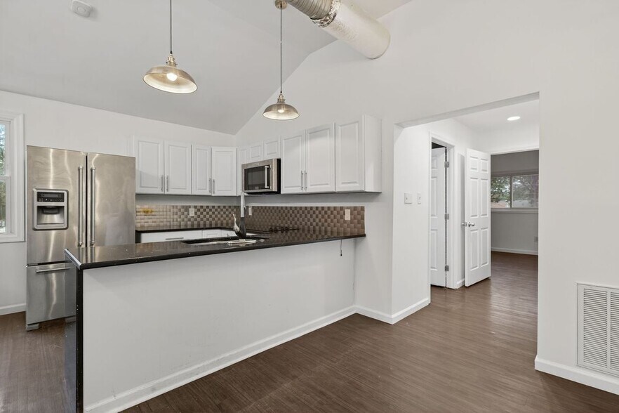 Building Photo - 837 Romney Ln