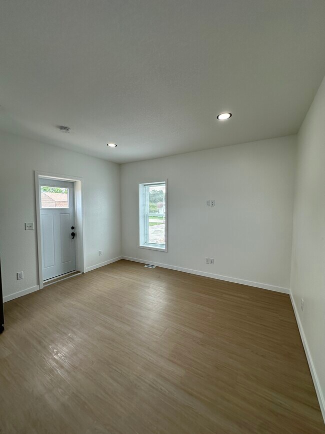 Living - 211 S Main St