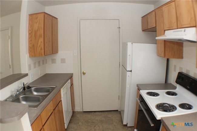 Building Photo - 102 E Robin Ln