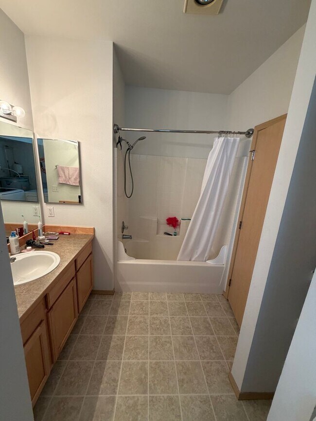 Building Photo - Private updated Large 2bed 2bath condo for rent!