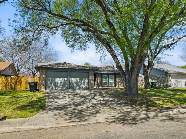 Building Photo - Newly painted with Open floor plan!