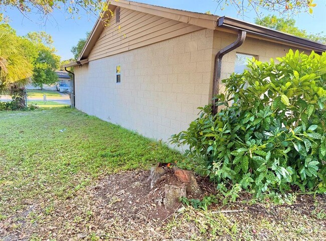 Building Photo - 810 Royal Palm Dr