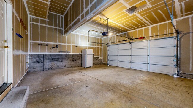 Building Photo - Desirable Skyhawk 3 bedroom Tri-Level Single Family