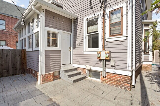 Building Photo - 319 E 13th St