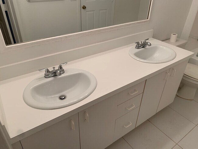 Building Photo - Central Park II Condos -  Downtown Sarasota Annual Rental 1-Bedroom 1-Bath $1595