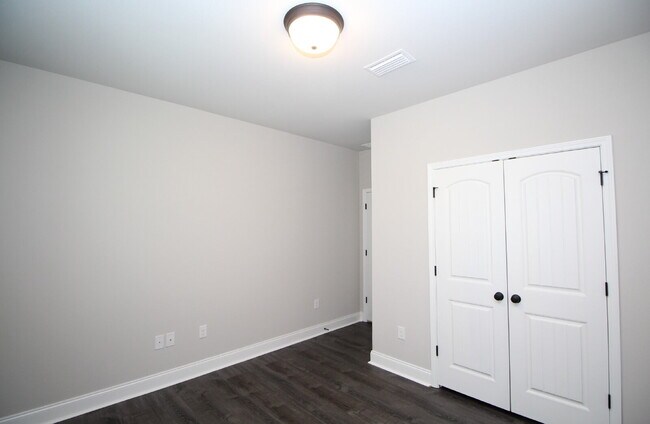 Building Photo - Spacious 3-Bedroom, 2-Bath Brick Home in N...