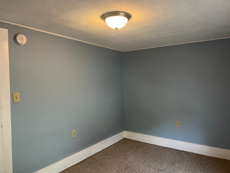 Smaller bedroom - 240 W William St