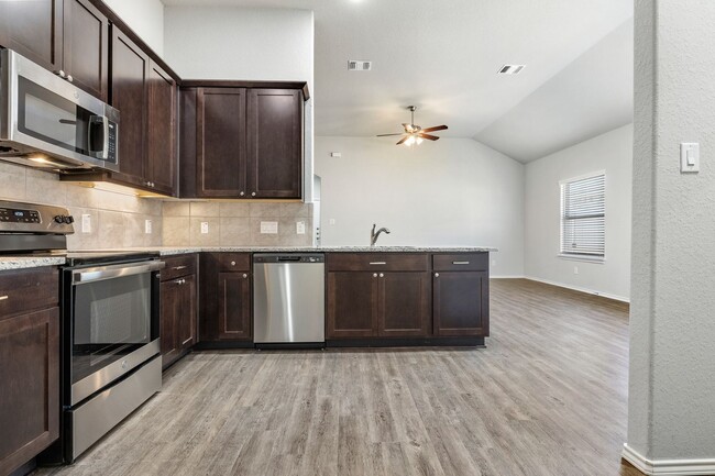 Building Photo - AVAILABLE NOW! GORGEOUS 3 BEDROOM DUPLEX L...