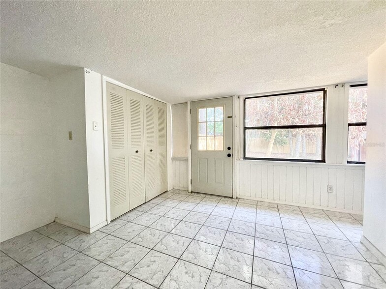 Building Photo - 9816 River Crest Ct