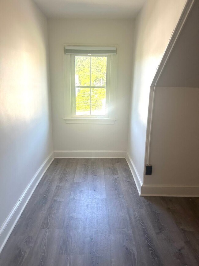 Building Photo - Beautiful 3BR/1.5BA Home Available Septemb...