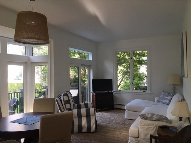 Building Photo - 158 Narragansett Ave