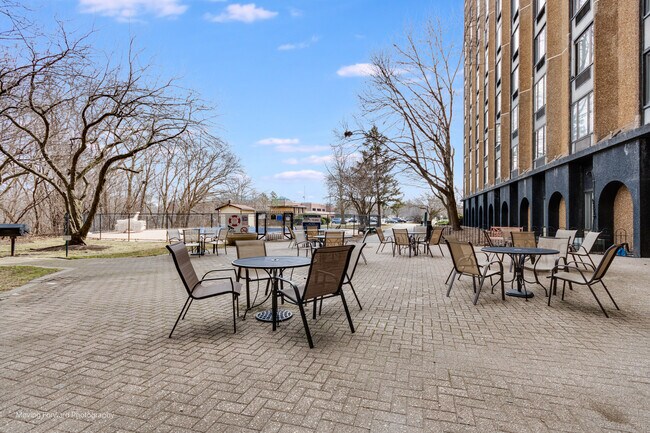 Building Photo - 1 Renaissance Pl
