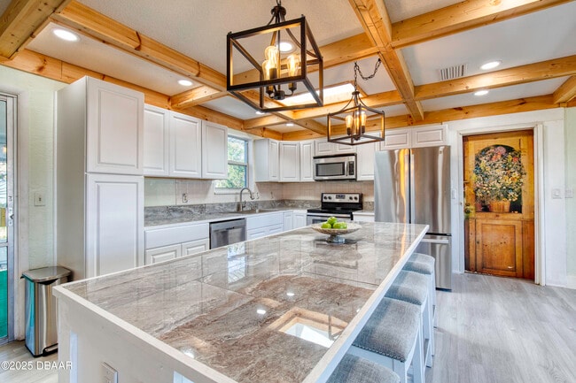 Building Photo - 3041 N Oleander Ave