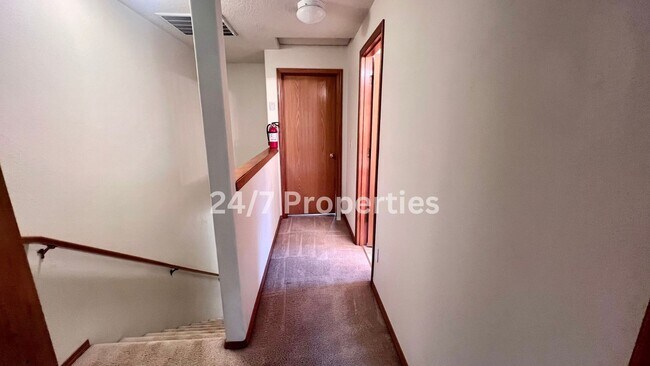 Building Photo - Spacious 3BD I 2.5BA Duplex Near the Yamhi...