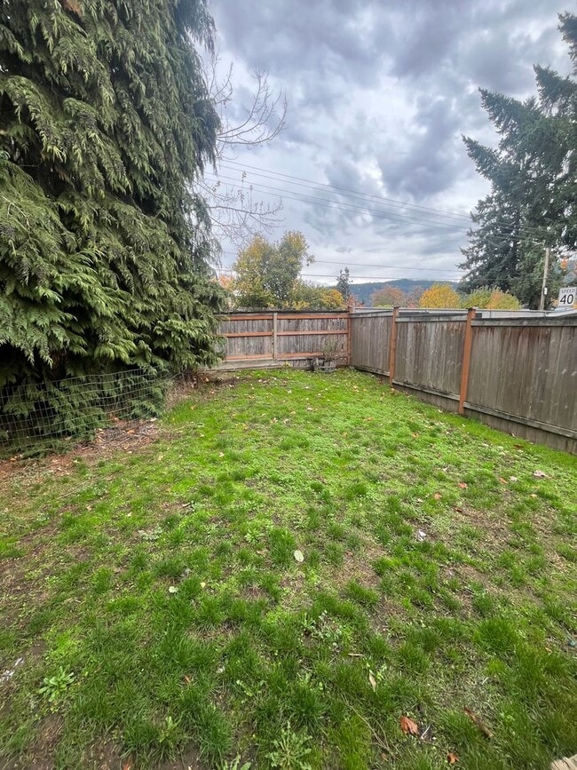 Building Photo - 2-Bedroom 1 1/2-Bathroom townhouse style d...