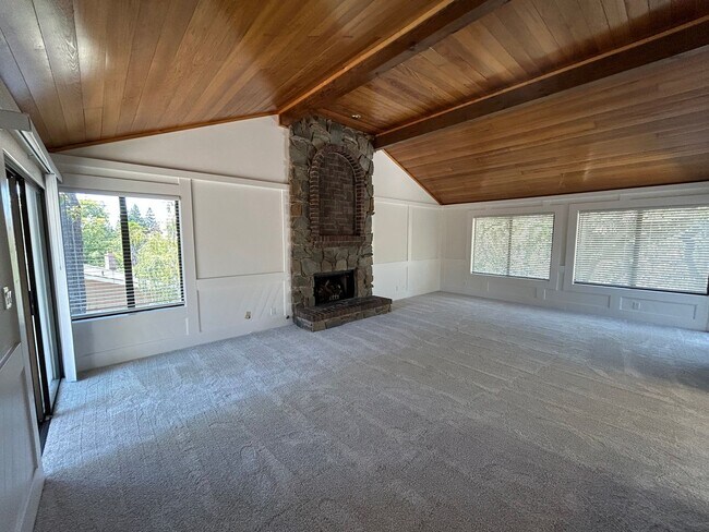 Building Photo - Must See Spacious Alamo 4BR Home with Remo...