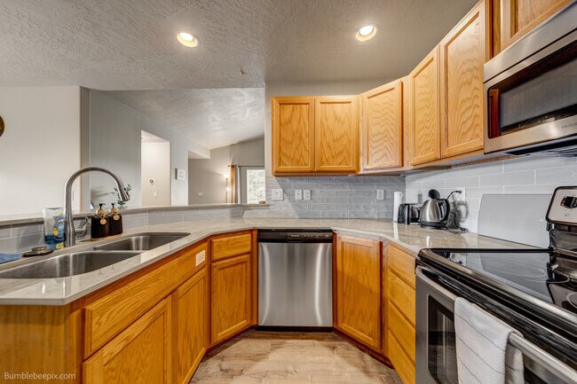 Building Photo - 931 N Goldenrod Ct