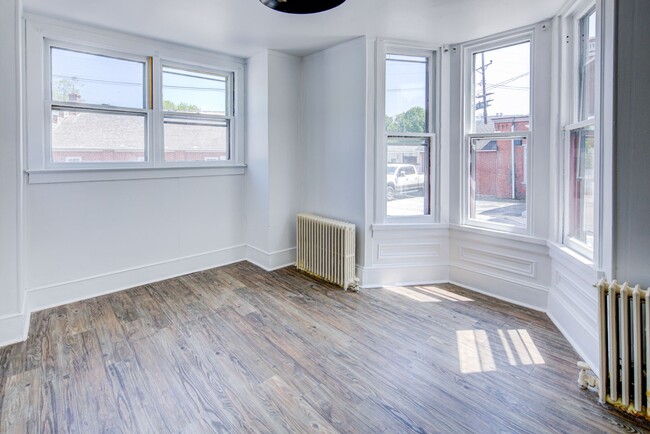 Building Photo - Walking distance to UD campus Available Ju...