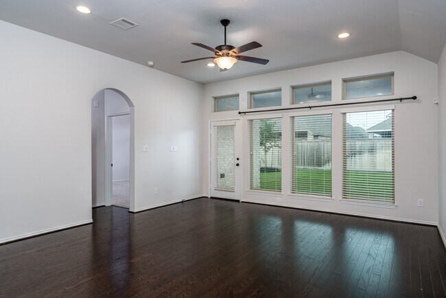 Building Photo - 15518 Lake Meridian Dr