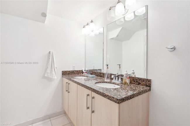 Building Photo - 2 br, 2 bath Condo - 6362 Collins Avenue, ...