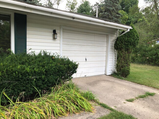 Building Photo - 3884 Five Mile Rd