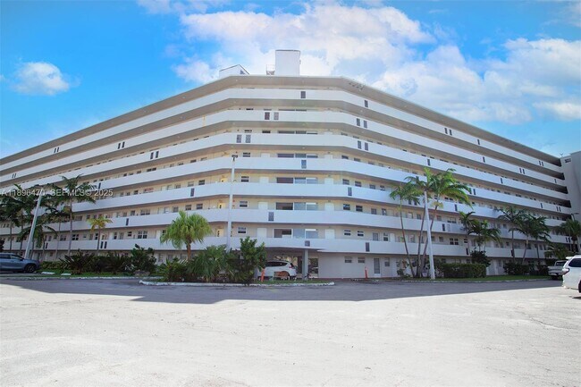 Building Photo - 1750 NE 191st St