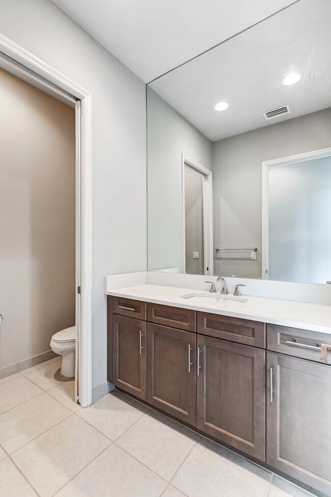 Building Photo - ** STONECREEK ** 3 BED + DEN / 3.5 BATH - ...