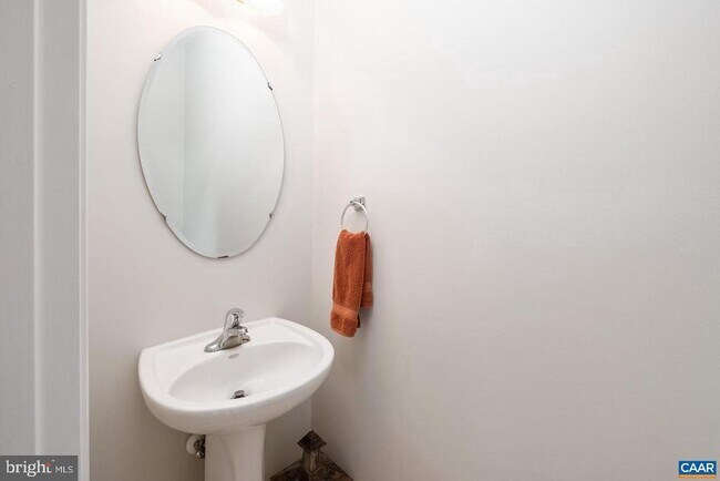 Building Photo - 662 Holly Hill Dr